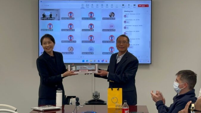 Luo Zhenxiong, Vice President of Yang Ming Shipping USA Branch, presented a souvenir to Tzu Chi’s Texas branch. Volunteer Lin Huayin expressed gratitude for the shared good deeds between enterprises.