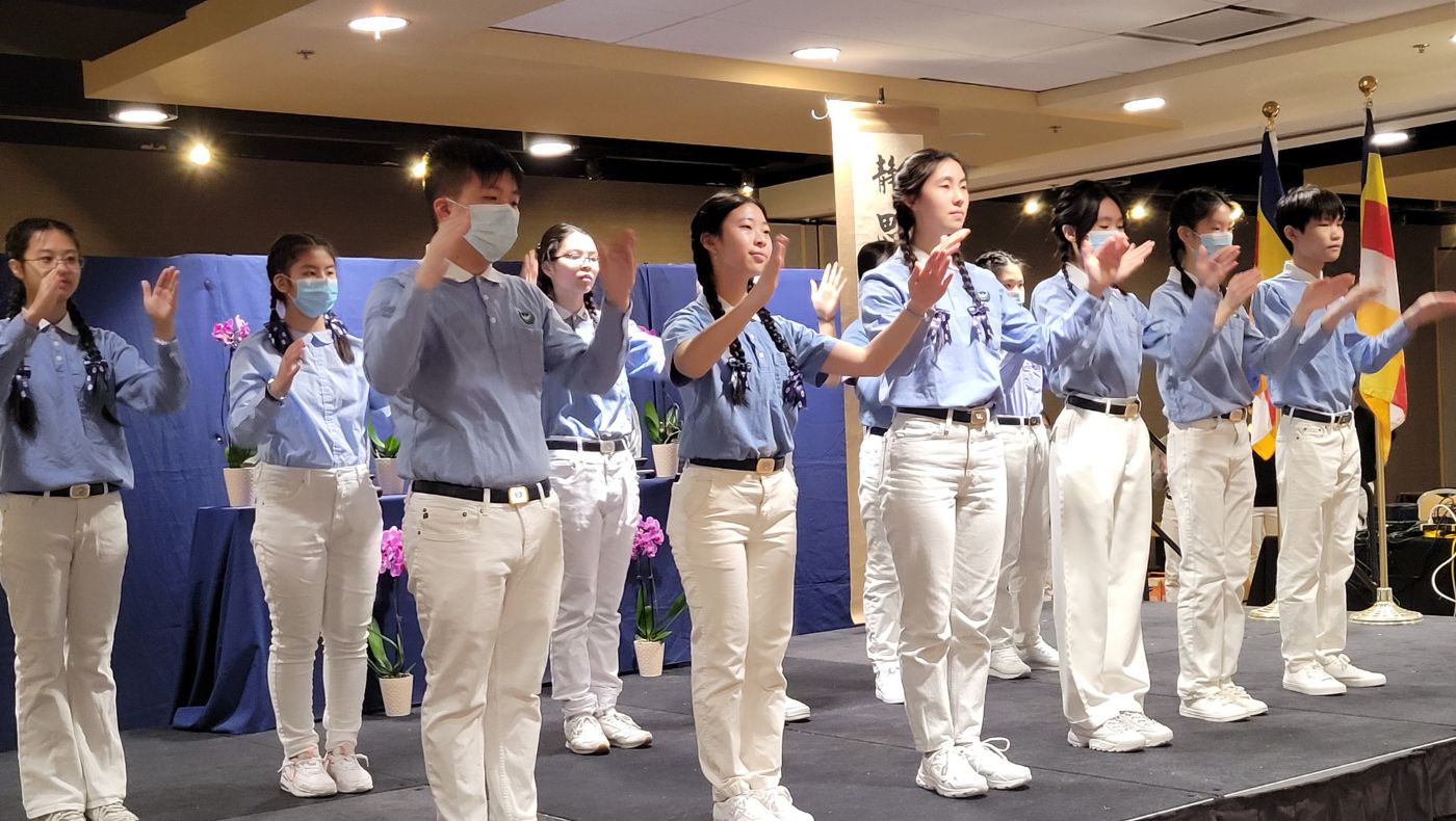 Tzu Chi and volunteers presented a "Family" sign language performance for everyone.