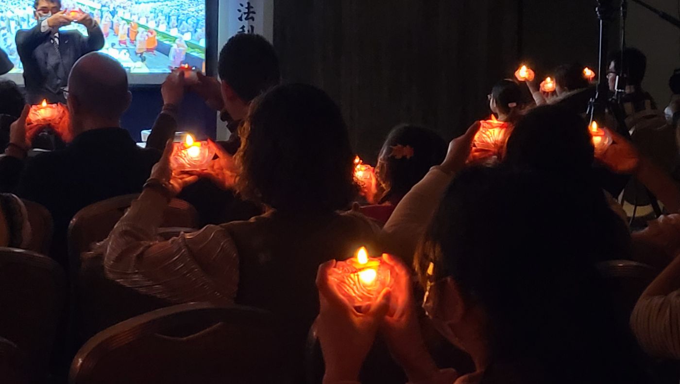 The whole audience lit up heart lanterns and prayed for their families and the world with the help of candlelight.