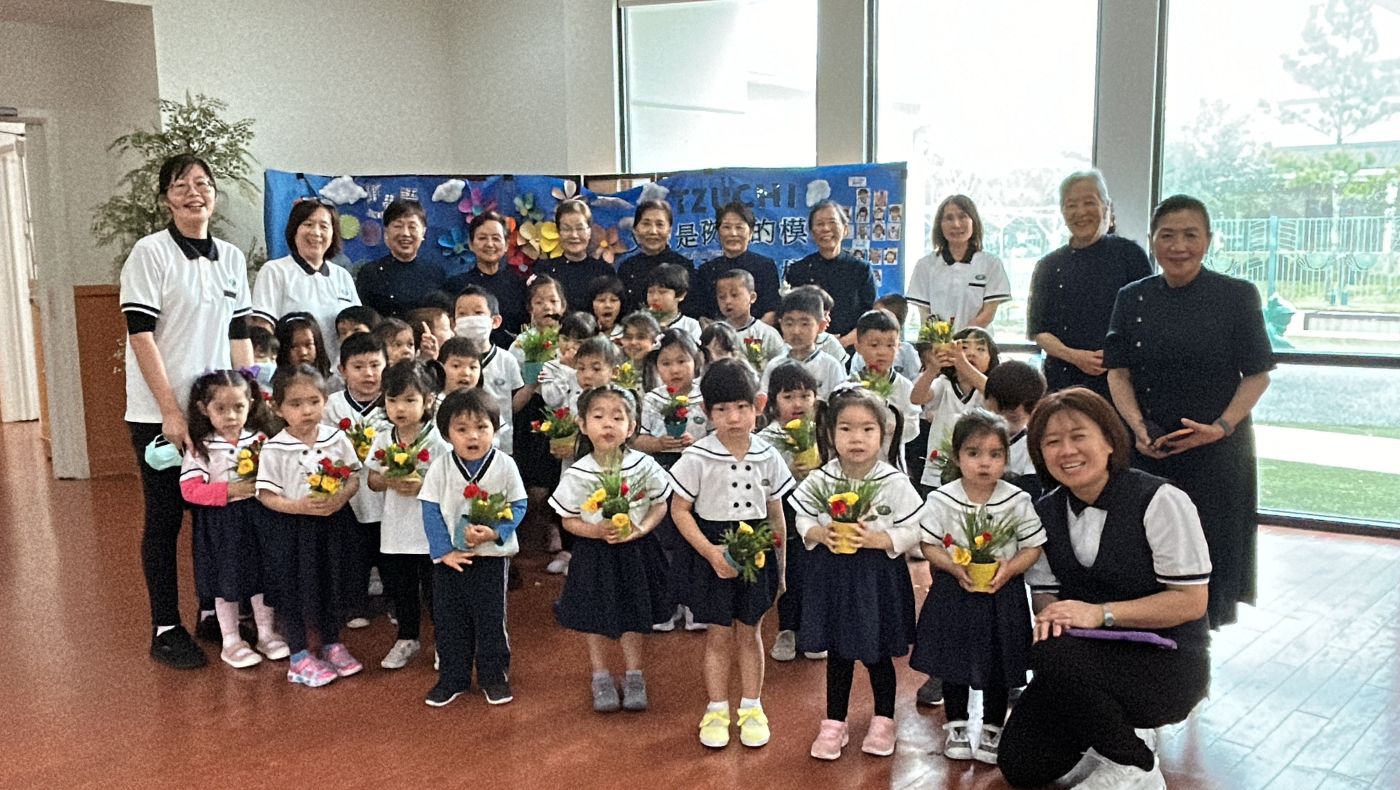 The students happily took photos with the ikebana masters holding their works, expressing their gratitude for the successful and warm meditation ikebana course.