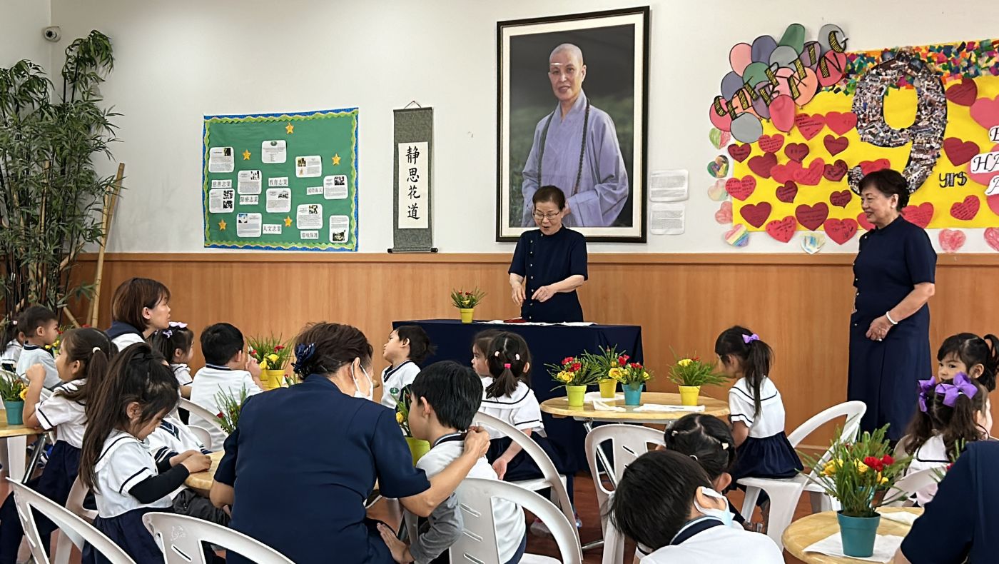 Volunteer Lin Yanxiu teaches students to start by greeting their parents in daily life and do their own duties well.