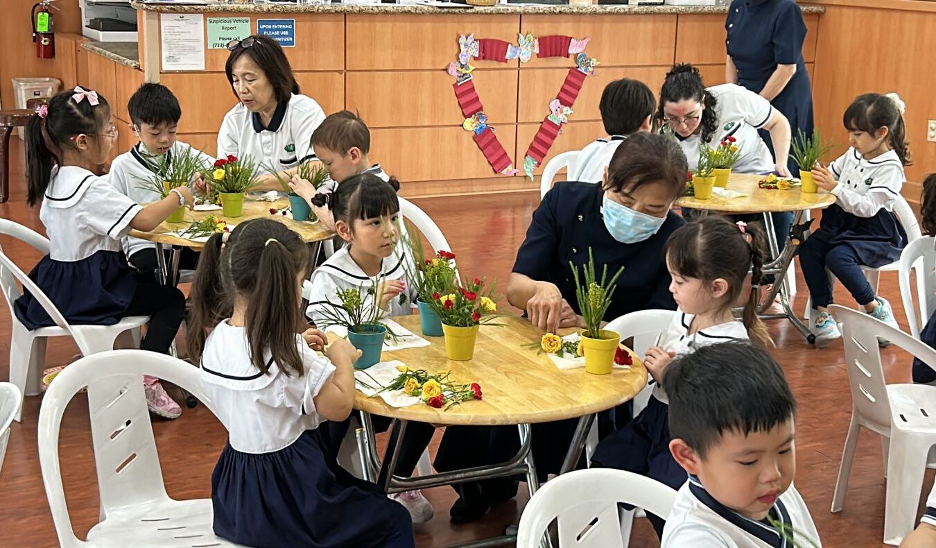 Ikebana teacher Zhan Chun shared with the children the names and colors of flowers, including yellow roses, red carnations, and green pine adzuki beans. The bright and rich colors of the flowers filled the classroom with the atmosphere of spring.