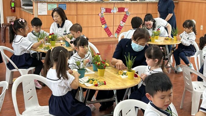 Ikebana teacher Zhan Chun shared with the children the names and colors of flowers, including yellow roses, red carnations, and green pine adzuki beans. The bright and rich colors of the flowers filled the classroom with the atmosphere of spring.