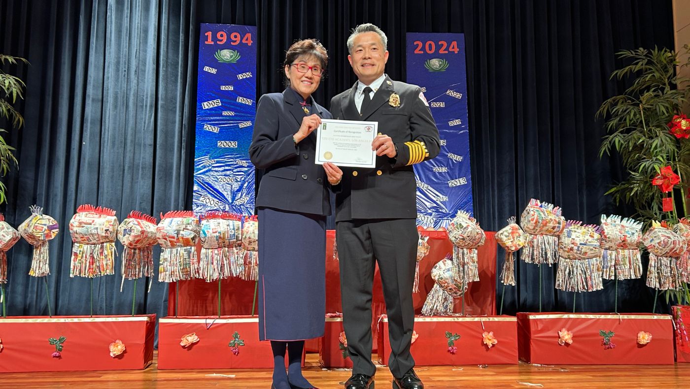 Sun Zhenjie, a student of the first Los Angeles Tzu Chi Humanities School and Fire Chief of Arcadia City, presented a certificate of appreciation to Principal Zuo Shaoling.