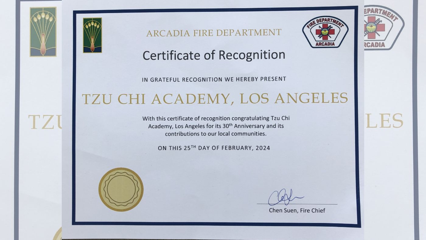The Arcadia Fire Department presented the certificate to express its gratitude to Los Angeles Tzu Chi Humanities School for its thirty years of contribution to the community.
