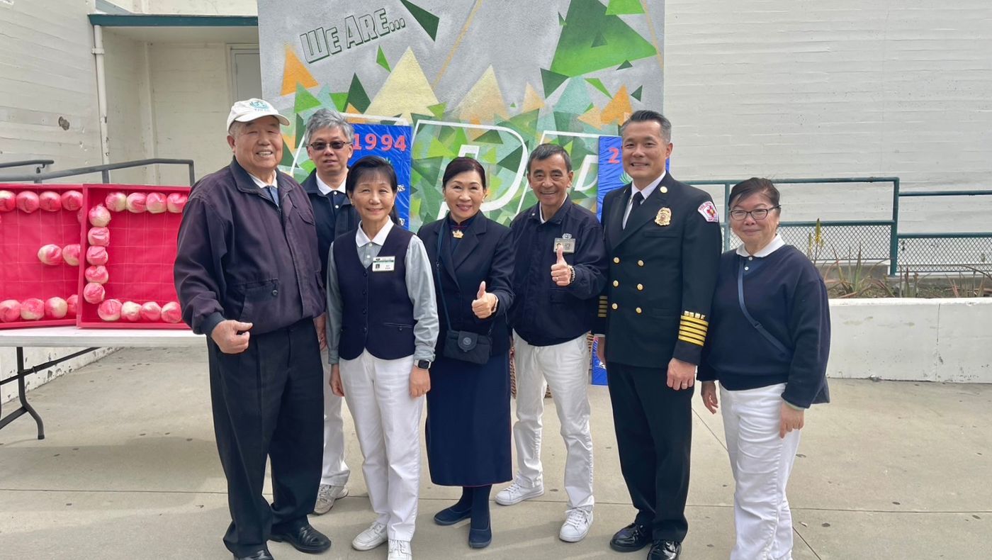 Arcadia Fire Chief Sun Zhenjie (second from right) is grateful for studying at Tzu Chi Humanities School in Los Angeles 30 years ago.