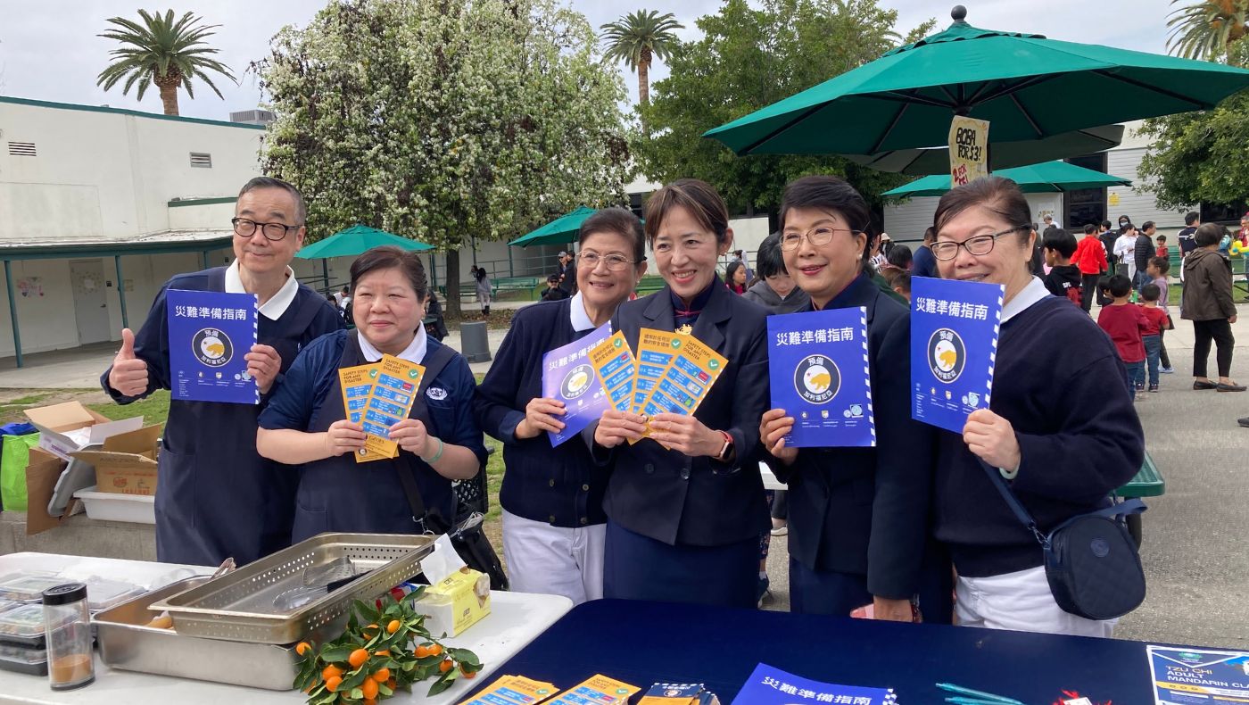 Tzu Chi volunteers seized the opportunity to set up a stall to promote the California government’s Llistos emergency relief information.