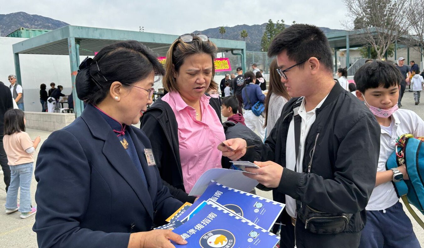 Tzu Chi volunteers distribute Llistos emergency relief cards and related materials to people in the community.