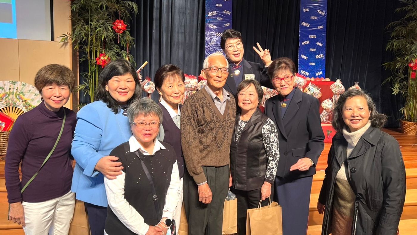 Principal Zuo Shaoling took photos with Tzu Chi volunteers and guests.