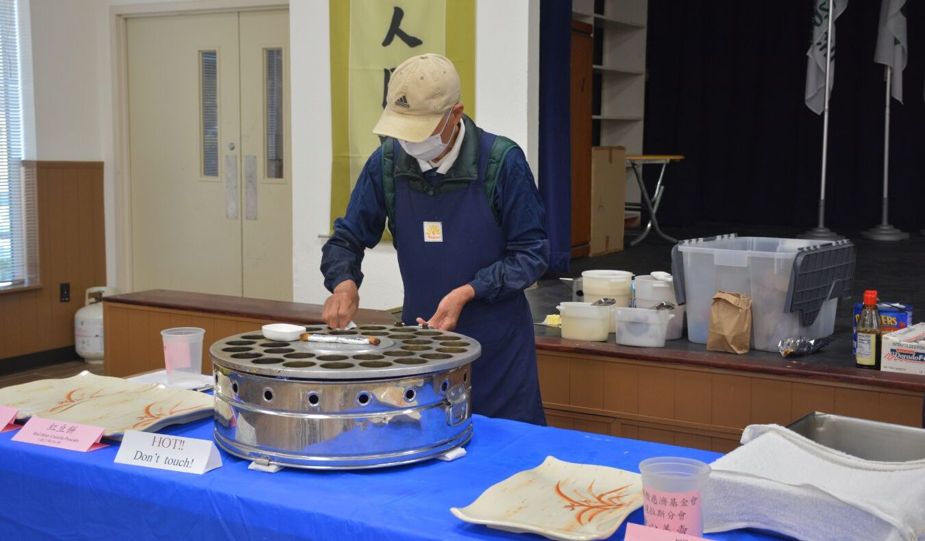 Volunteers made red bean cakes, Taiwan’s authentic snack, on site for guests.