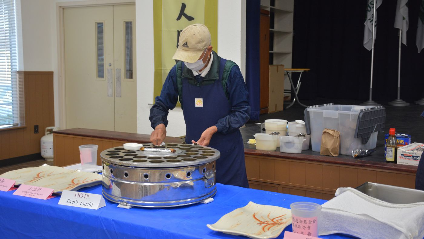 Volunteers made red bean cakes, Taiwan’s authentic snack, on site for guests.