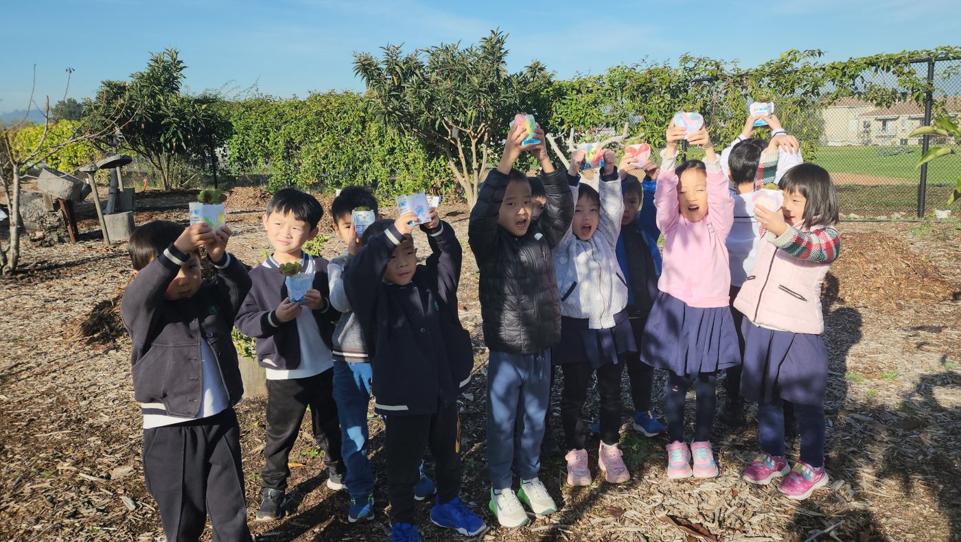 The children of Ci Xiao held their favorite succulents high above their heads and were very happy.