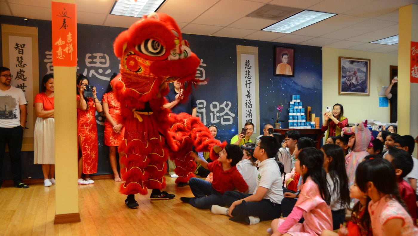Students from Tzu Chi Humanities School in Miami performed a wonderful and funny lion dance.