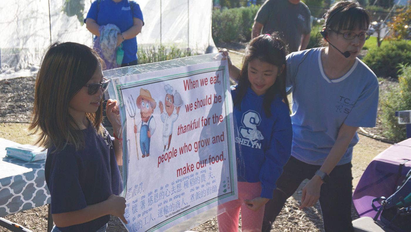 Volunteers led the children to visit the farm, explained the slogans, and promoted to them the environmental protection concept of cherishing food.