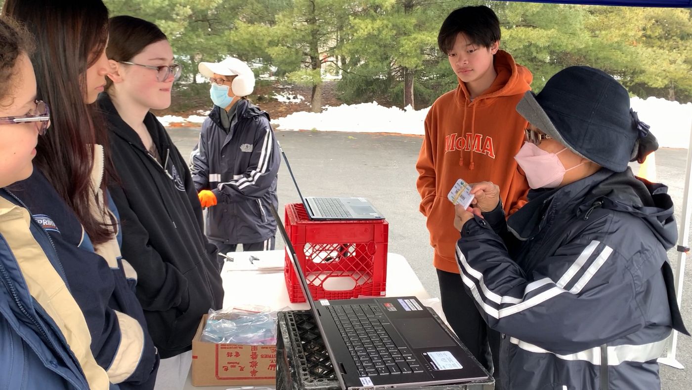 Tzu Chi volunteers explained to the Scouts how to operate the computer on-site to verify the care recipient’s card ID.