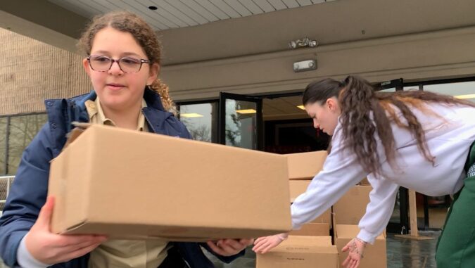 The Girl Scouts took advantage of the winter vacation to participate in food distribution activities at the New Jersey branch's "Food Warehouse" together with Suixi volunteers from Texas.