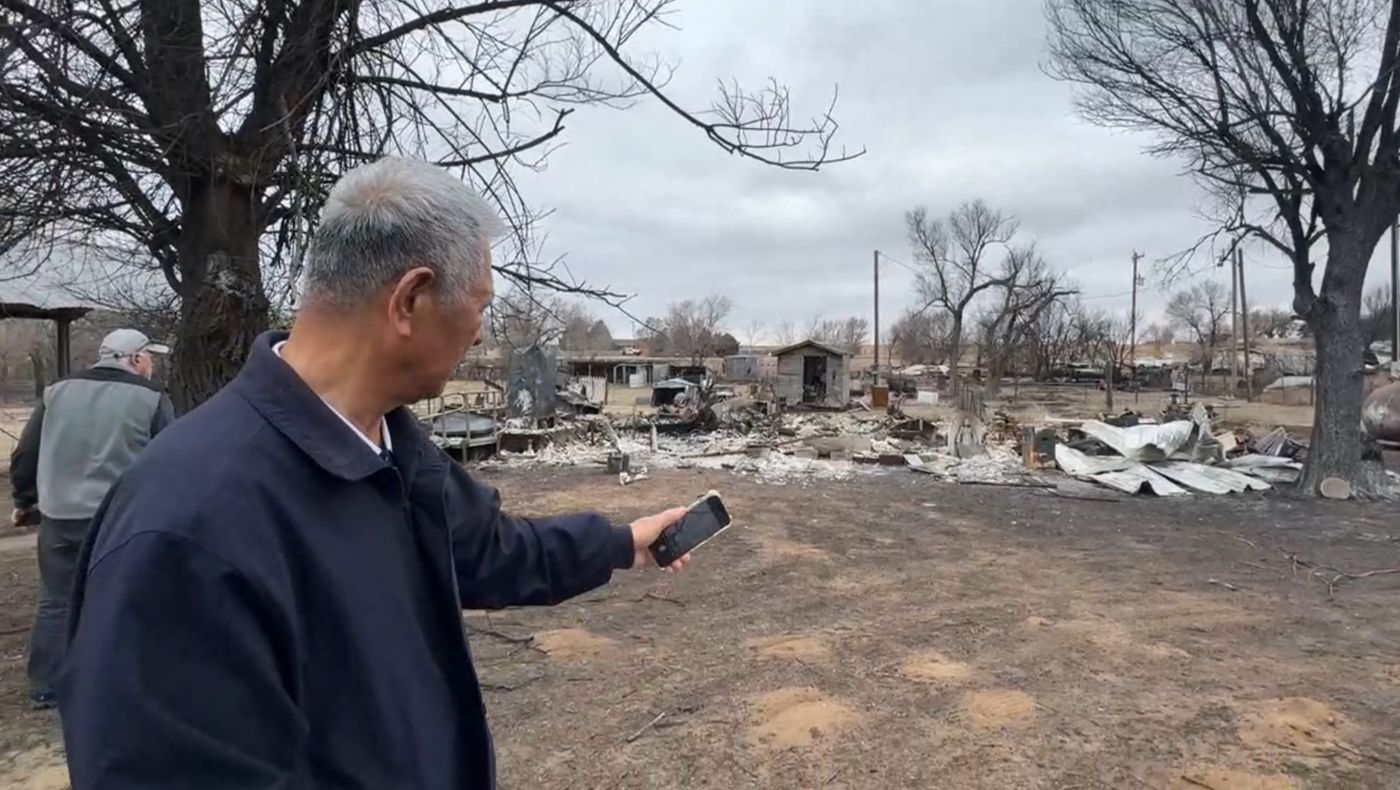 Hutchinson County is an area hardest hit by wildfires, and Ling Jicheng visited the site to investigate the disaster and discuss relief matters.