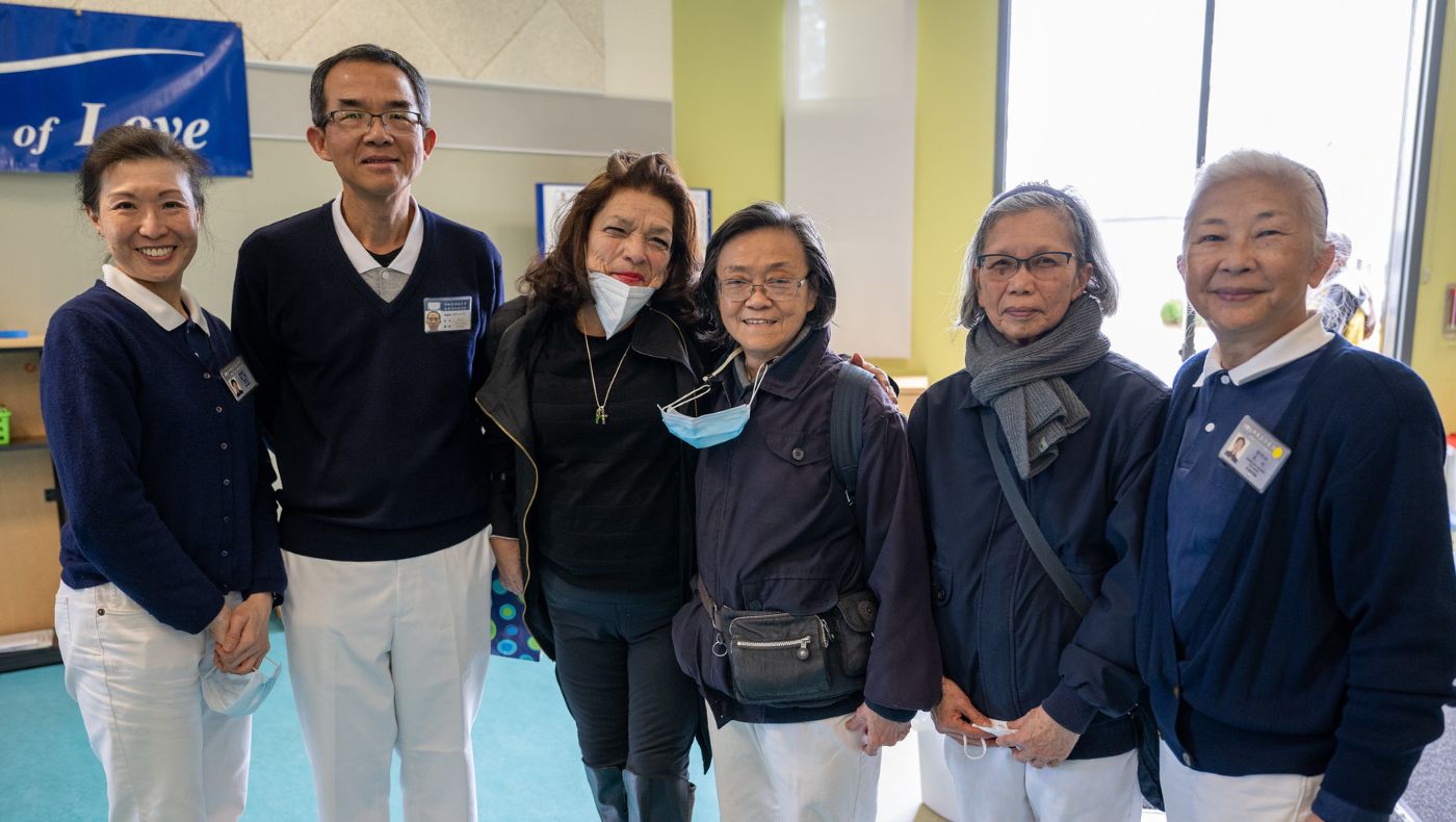 Darcy (third from left) takes a photo with Tzu Chi volunteers and hopes that everyone will have the opportunity to cooperate in the future.