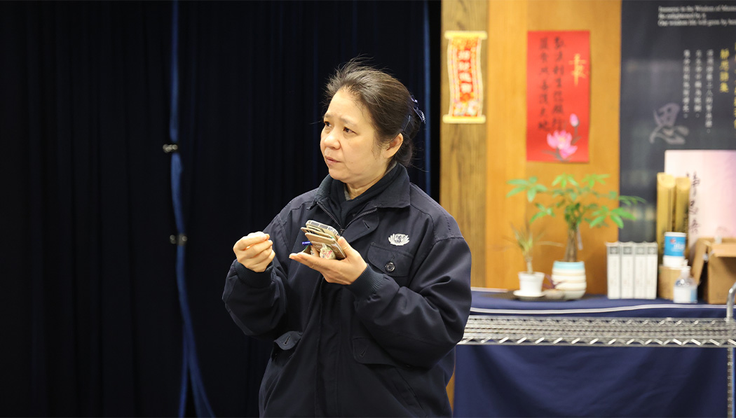 Xinying Chen, voluntaria de Tzu Chi, responsable del servicio gratuito de preparación de declaraciones de impuestos. Foto/ Shuli Lo