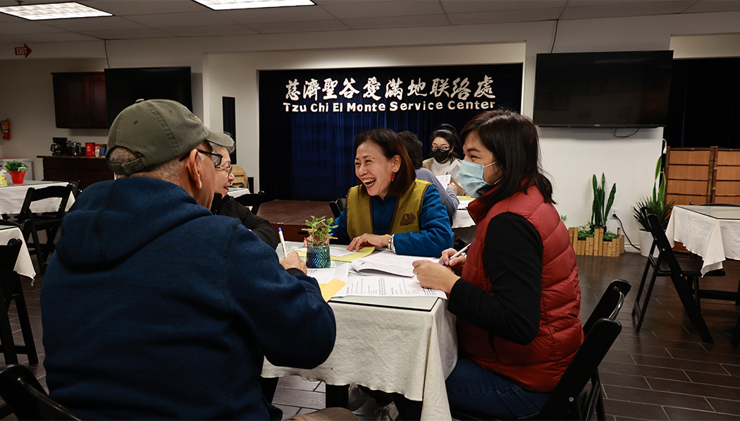 Las cálidas sonrisas de los voluntarios de Tzu Chi hicieron que los contribuyentes se sientan respetados y cómodos. Foto/Shuli Lo