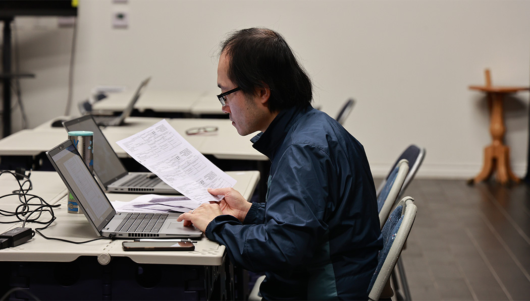 Los voluntarios de Tzu Chi ingresan las declaraciones de impuestos de las personas en el sistema informático. Foto/ Shuli Lo