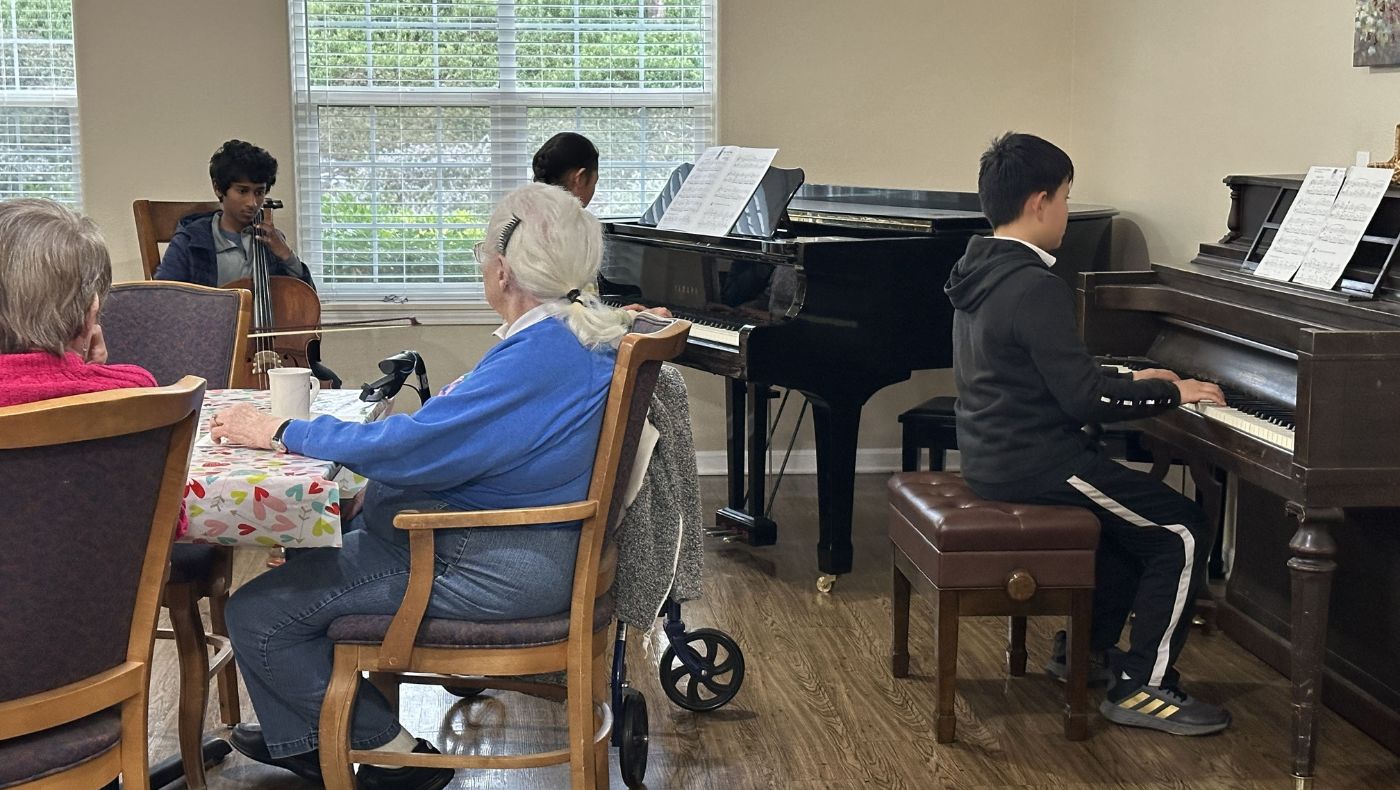 The Western string piano and cello ensemble bring a beautiful classical time to the elderly.
