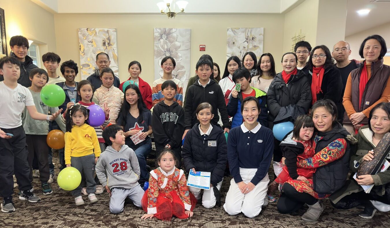 The Tzu Chi U Kaiya volunteer team invited 20 local students and 12 community parents and volunteers to visit the local nursing center and spend the weekend with the elderly.