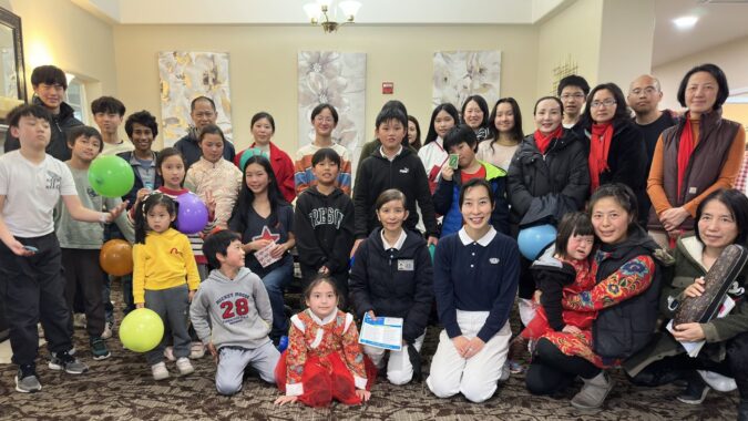 The Tzu Chi U Kaiya volunteer team invited 20 local students and 12 community parents and volunteers to visit the local nursing center and spend the weekend with the elderly.