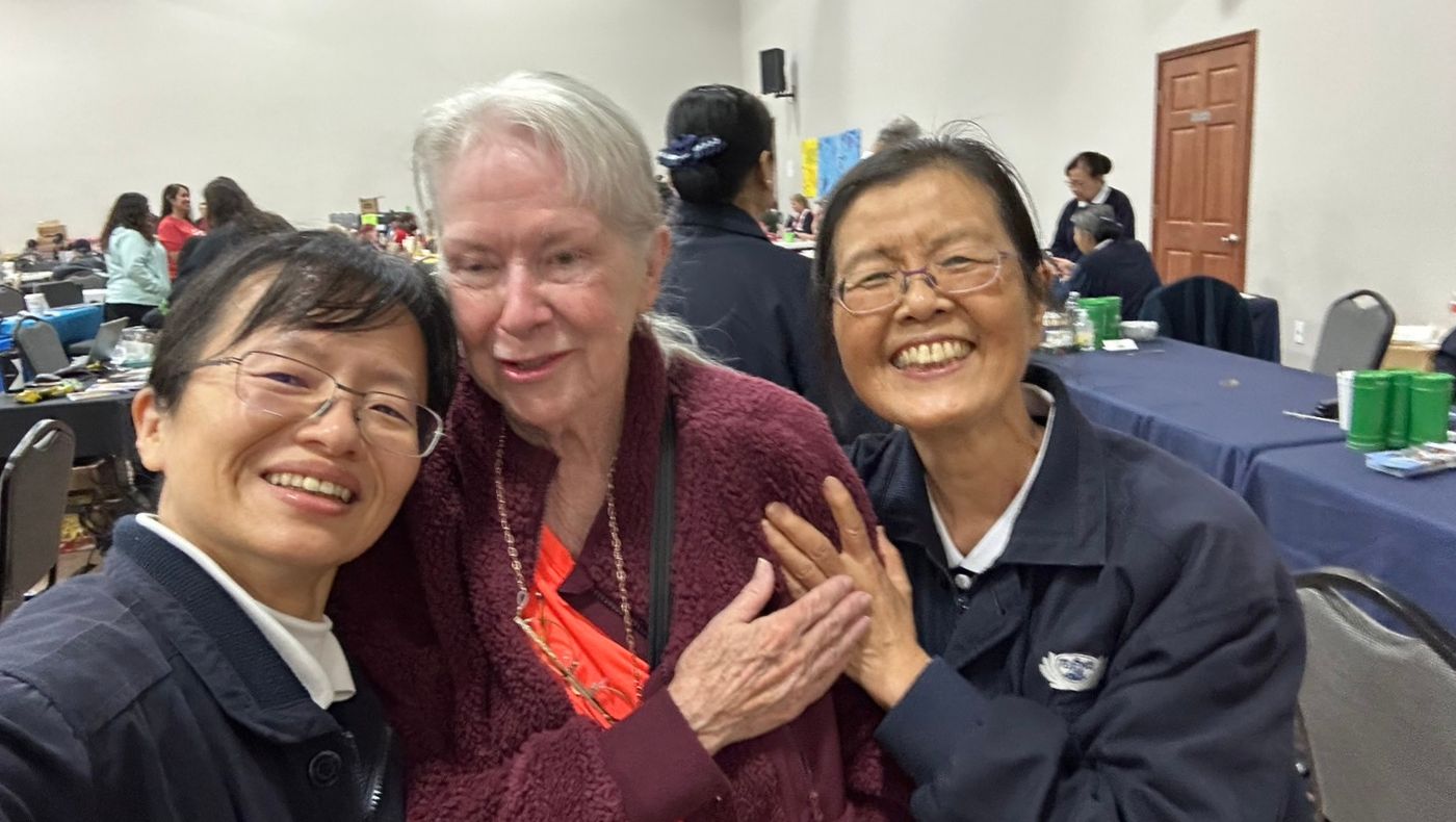 Tzu Chi volunteer Chen Yihan (first from left) put aside her busy work at the company to participate in disaster relief activities and once again shouldered the cost of renting a car.