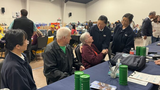 Tzu Chi Dallas Chapter volunteers warmly comforted the victims and distributed emergency relief funds to help the victims rebuild their homes.
