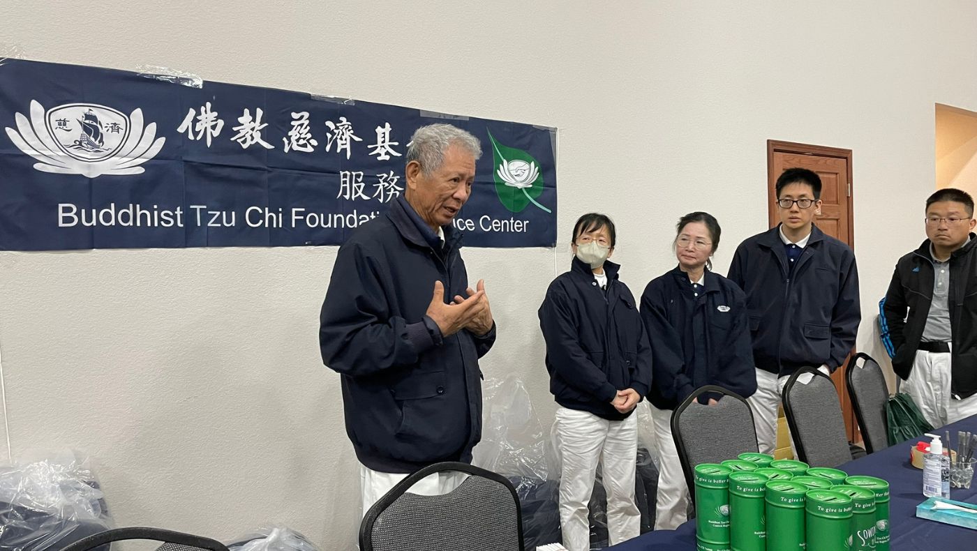 Tzu Chi Dallas Chapter CEO Ling Jicheng and volunteer Mei Hua explained to the volunteers how to help the victims and how to comfort them.