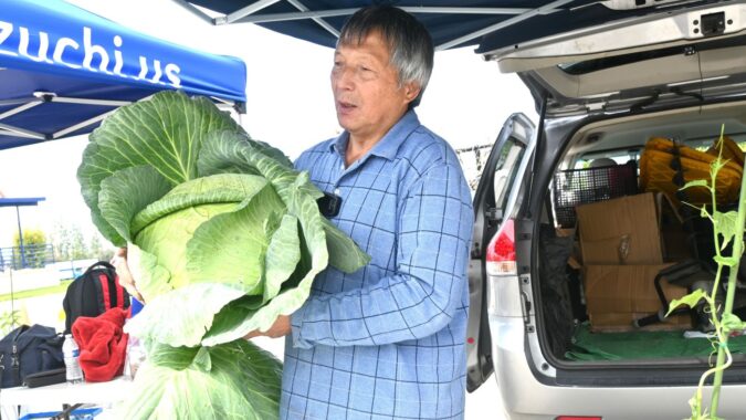 Chen Jianrong, Tzu Chi’s horticulture “emergency” teacher, shows the results of growing cabbage.