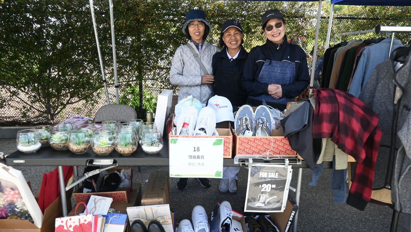 Tzu Chi volunteers’ second-hand clothing charity sale stall.