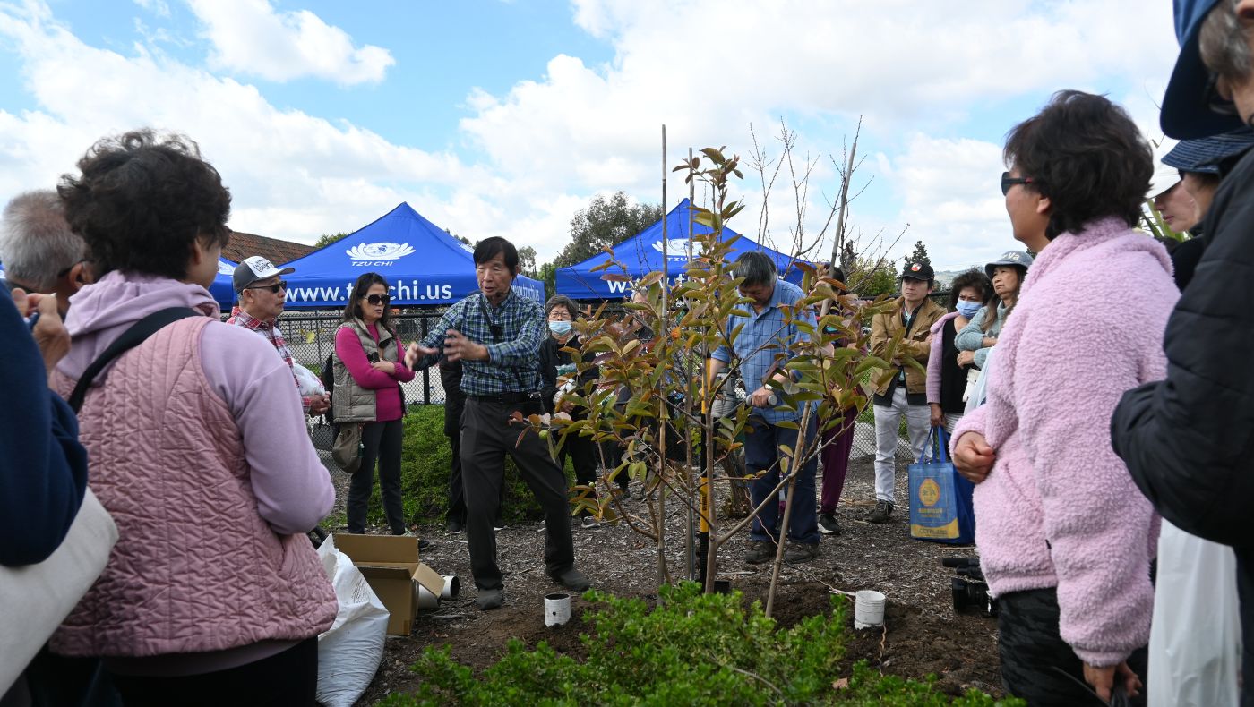 Xu Xisheng, a well-known gardening expert in Southern California, gave a live demonstration and explained the techniques of burying water pipes around fruit trees for watering.