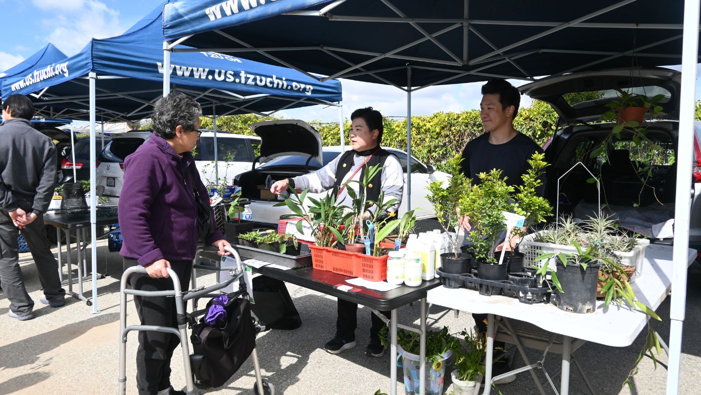 Gardening stall owners introduce fruit seedlings to the public.