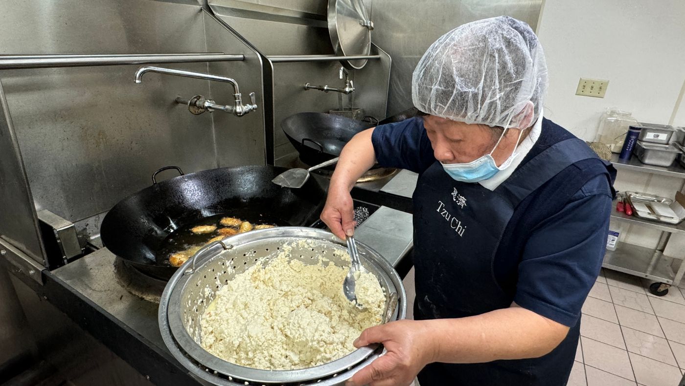 Volunteer Yang Huiqing was particularly happy to see the young people arriving and cooked her signature fried noodles and Pipa tofu for dinner.