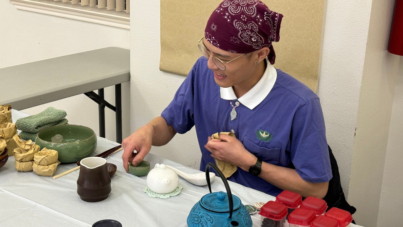 Friendships are made over tea. Senior Hong Pengyu specially brought various tea leaves from Austin to use the aroma of tea to bring them closer together.