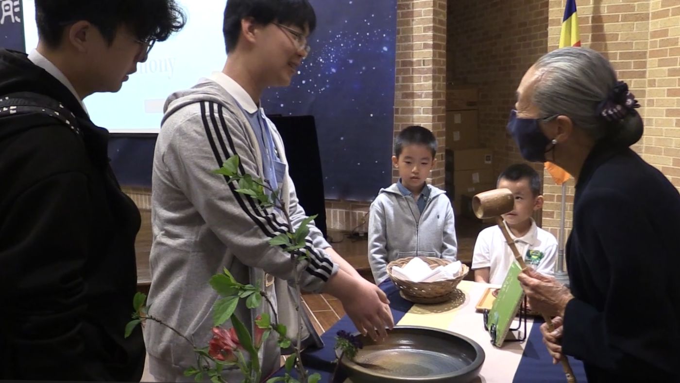Before the start of the tea ceremony course, the Tzu Young Masters washed their hands one by one and experienced the ritual of "washing hands, meditating, and renewing oneself."