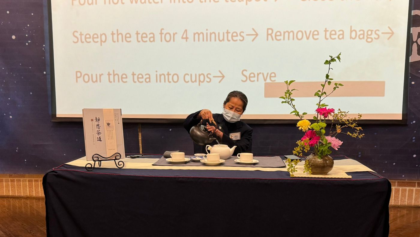 Tzu Chi volunteers and Jing Si Tea Ceremony humanities class teachers elegantly demonstrated tea ceremony etiquette.
