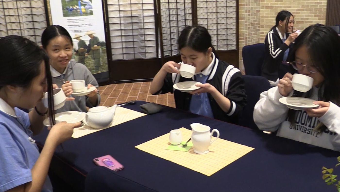 Ci Shao learns how to make and taste tea, and uses tea to make friends and communicate spiritually.