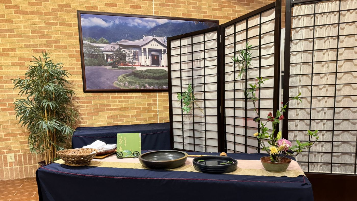 The entrance to the tea ceremony course was elegantly decorated, and Tzu Chi volunteers attentively welcomed the Tzu Chi students with humanistic tea ceremony etiquette.