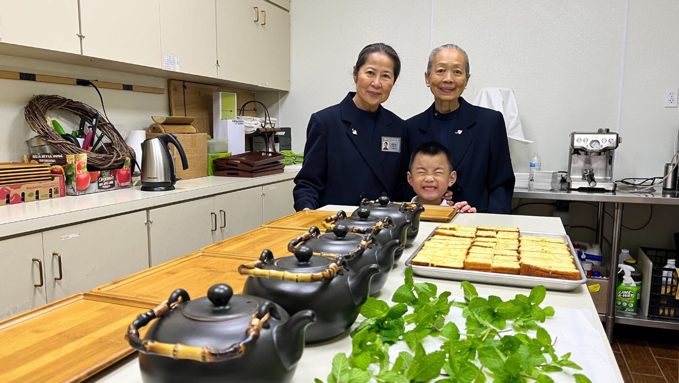 Tzu Chi volunteers happily share the tea sets and tea snacks from the tea ceremony class.
