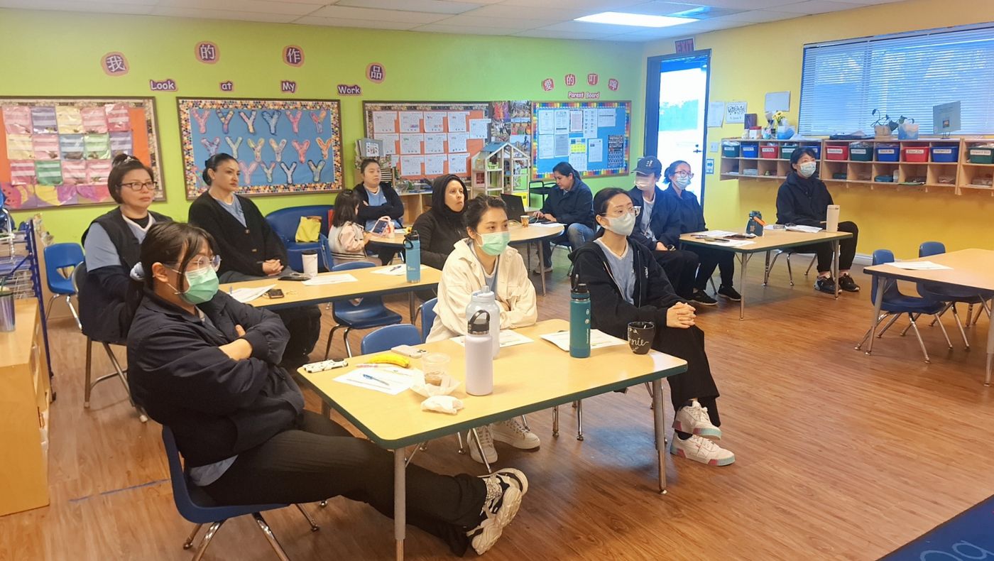 Teachers from Walnut Daai Kindergarten are listening to the class and discussing. In the front row picture is teacher Lin Yuting.