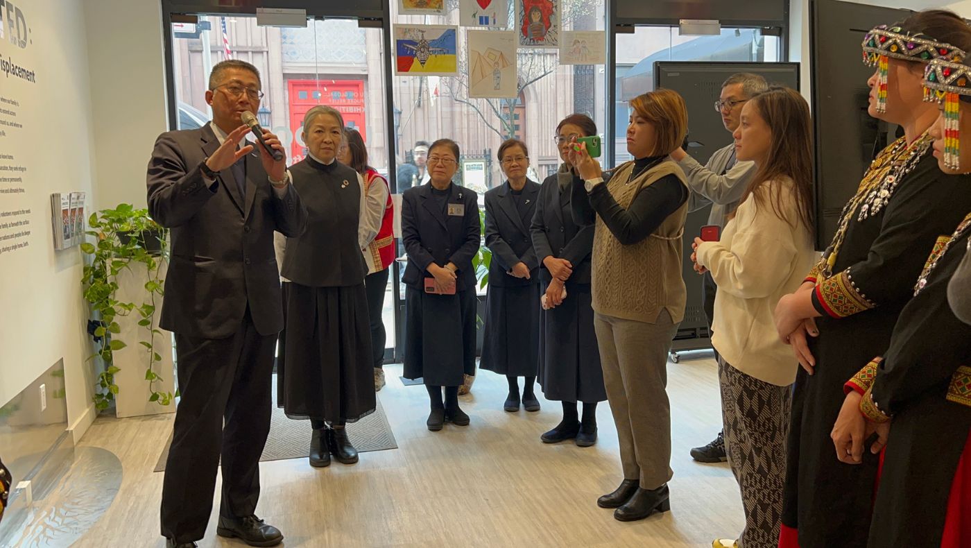 Su Jiyi (first from left), CEO of the New York branch, and Shen Cizhi (second from left), director of the Da Ai Humanities Center, introduced the exhibition to the group members.