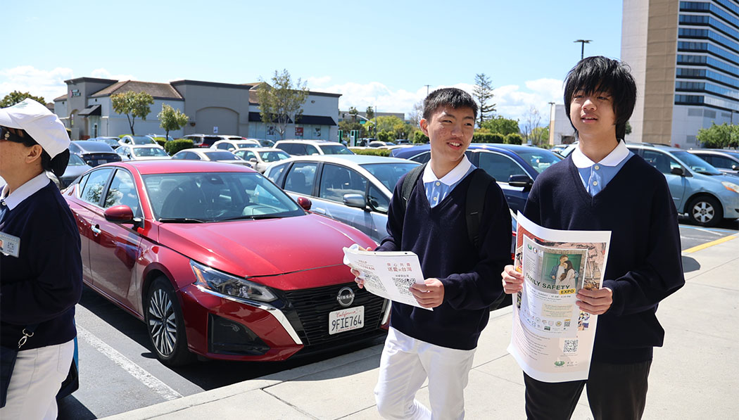 Two high school league students who took the initiative to participate in fundraising came to participate in street fundraising with great joy.