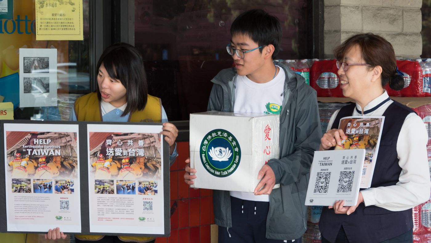 Teacher Zhang Xindan from Cupertino Humanities School took her daughter and son to join the street fundraising volunteers.