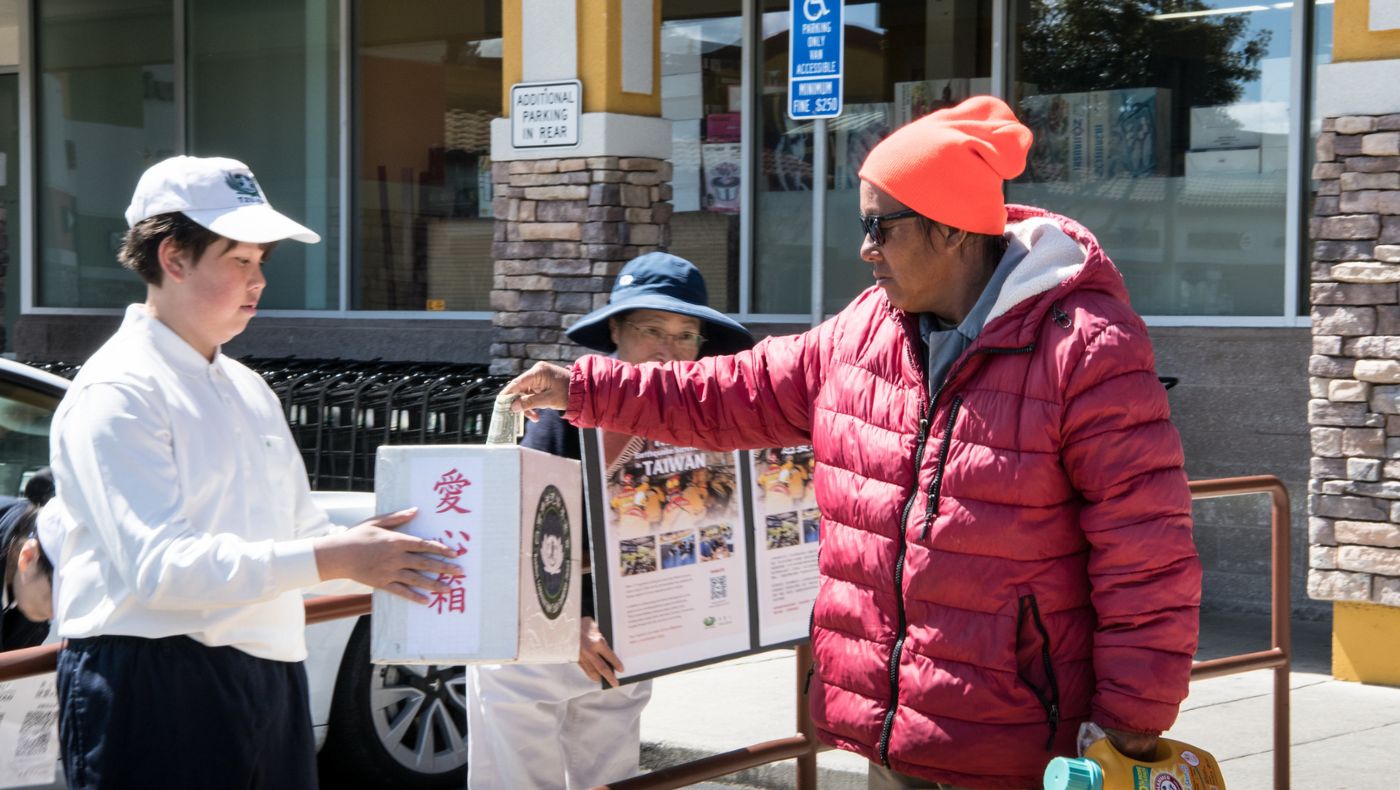 Middle school student Tang Laien actively participated in street fundraising and called on the public to actively participate in the "Send Love to Taiwan" event.