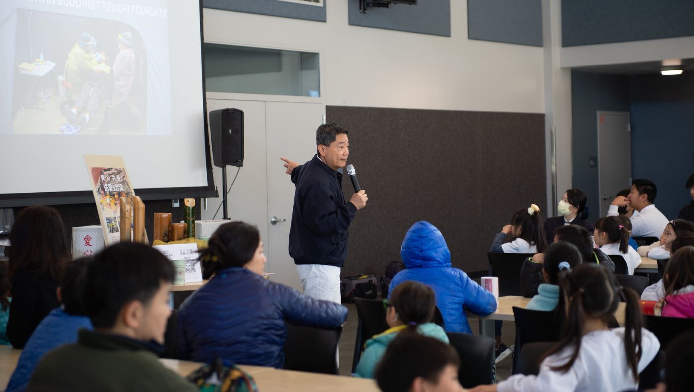 Jiang Guoan, principal of Cupertino Humanities School, introduced the Tzu Chi emergency relief tent developed by Great Love Technology to parents.