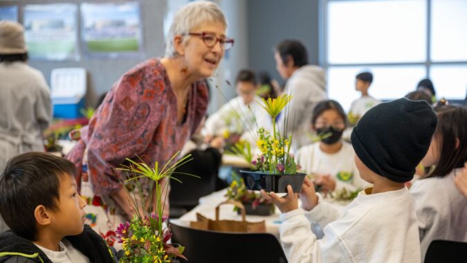 Cupertino Humanities School provides diversified humanities courses and invites wildfire victims to teach ikebana humanities to enrich students' learning and life.