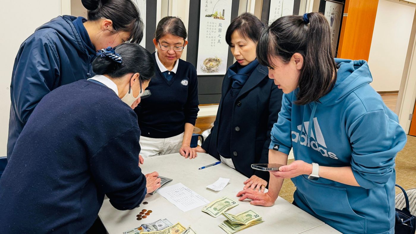 Northern California's "Send Love to Taiwan" street fundraiser collects people's love and volunteers work together to count the cash received every day.